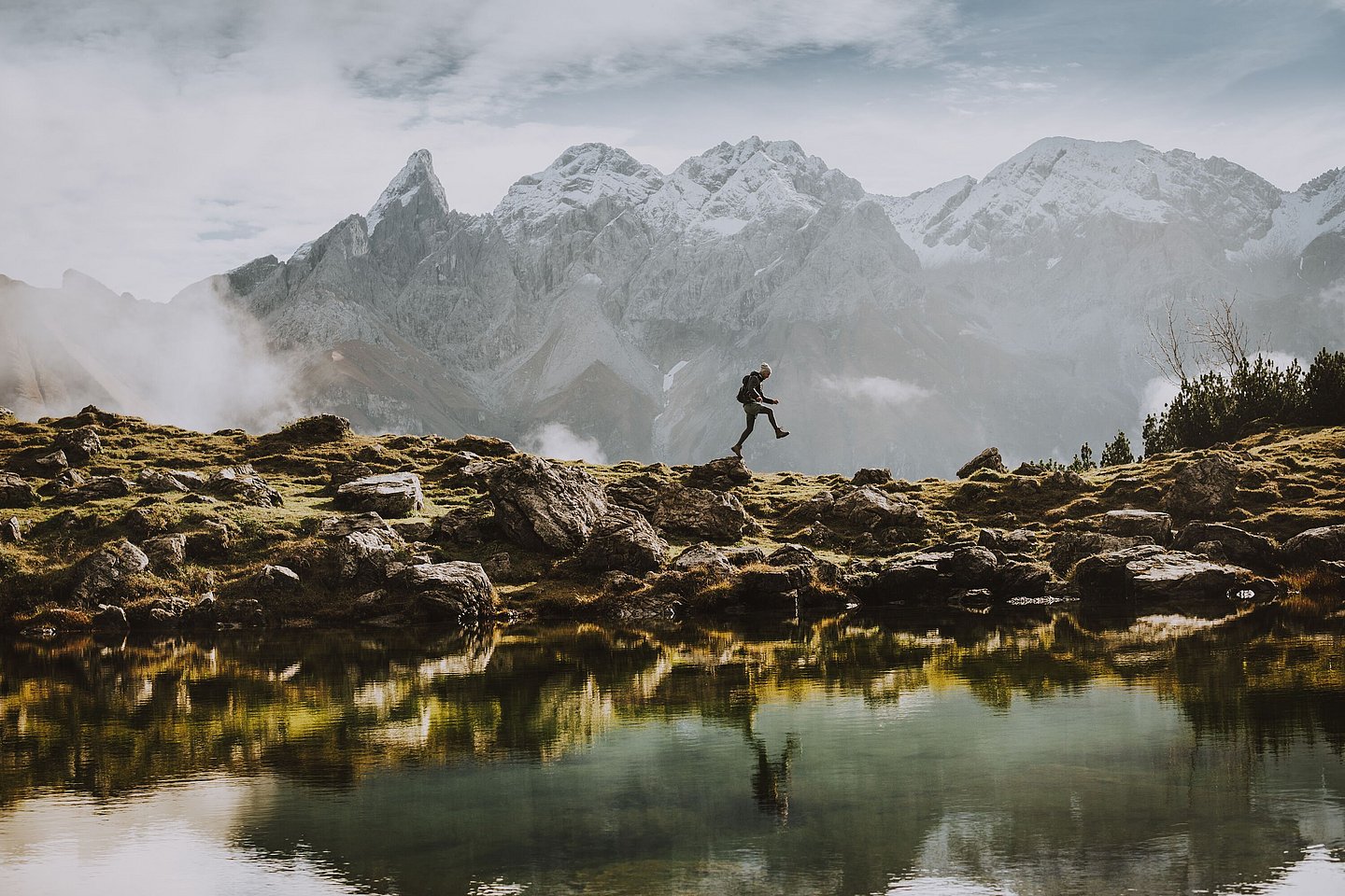 Wanderer am Bergsee