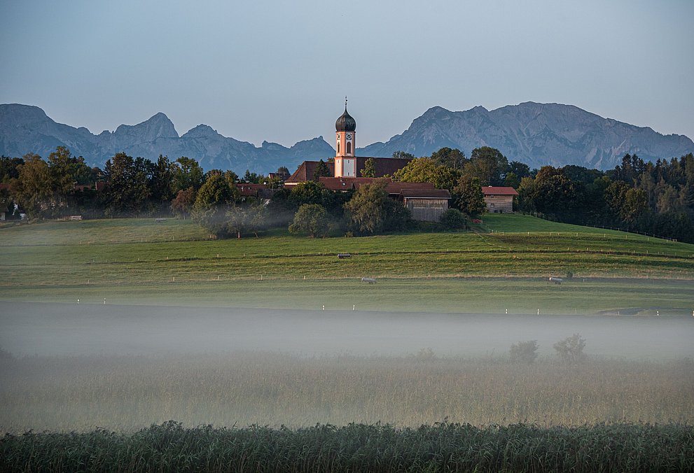 Die Rokoko Kirche St.Ulrich in Seeg im Nebel