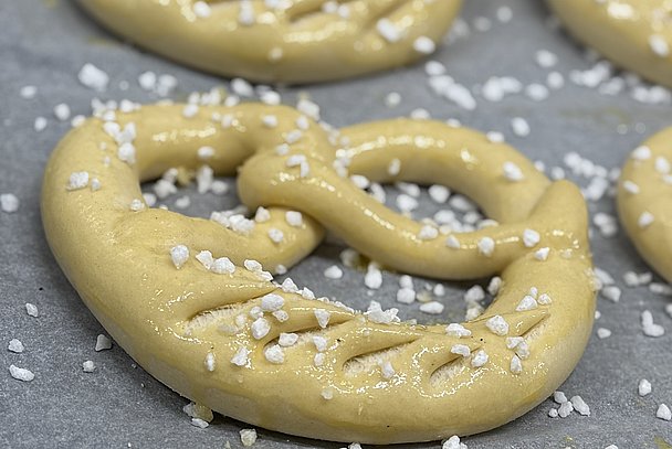 Rohe Palmbrezen mit Zucker betreut auf einem Blech