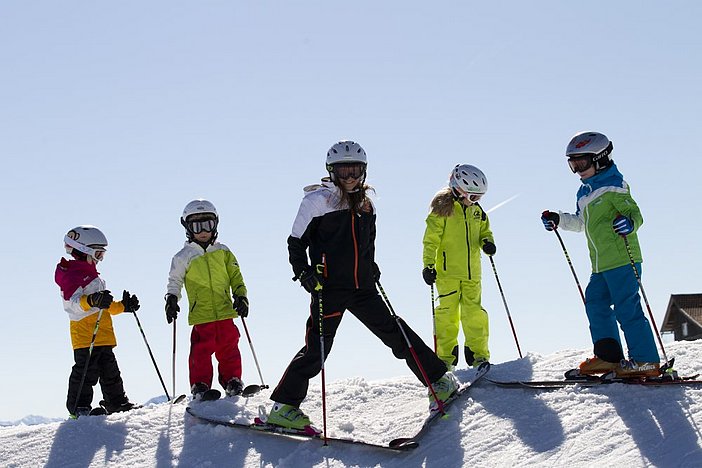 In unmittelbarer Nähe kinderfreundliche Skilifte mit Skiverleih und -kurse.