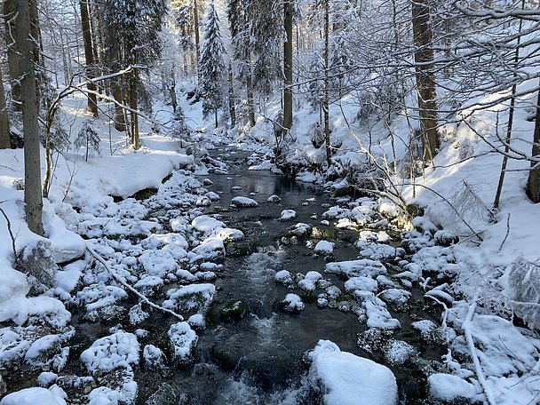 Verschneiter Fluss Verschneiter Fluss