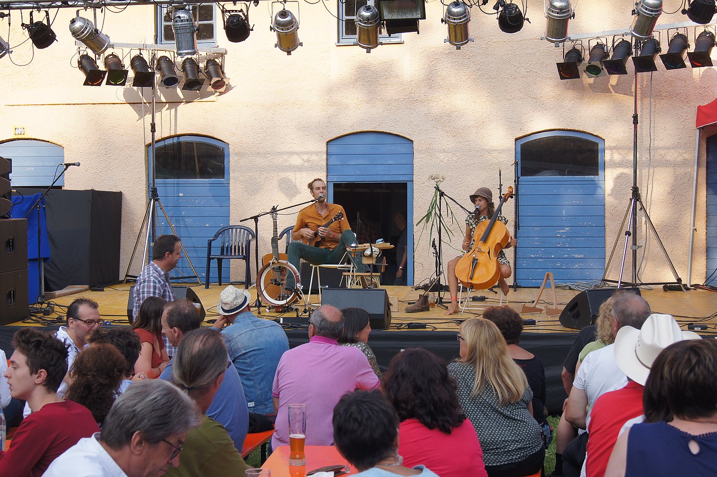 Kleinkunst in Memmingen. Mit viel Sinn für Genuss und Geselligkeit trifft in der Allgäuer Kulturwelt lange Tradition auf Zeitgenössisches.