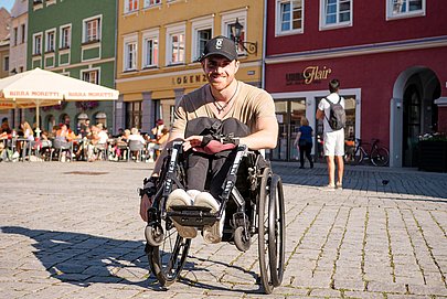 Moritz Brückner im Rollstuhl auf dem Marktplatz in Memmingen