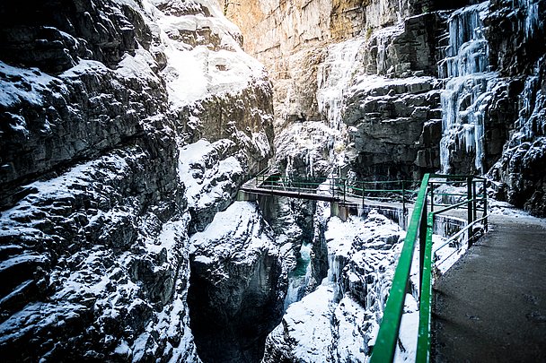 Steg durch die verschneite Breitachklamm