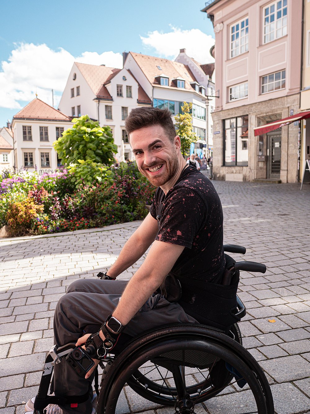Moritz Brückner im Rollstuhl in der Fußgängerzone in Kempten