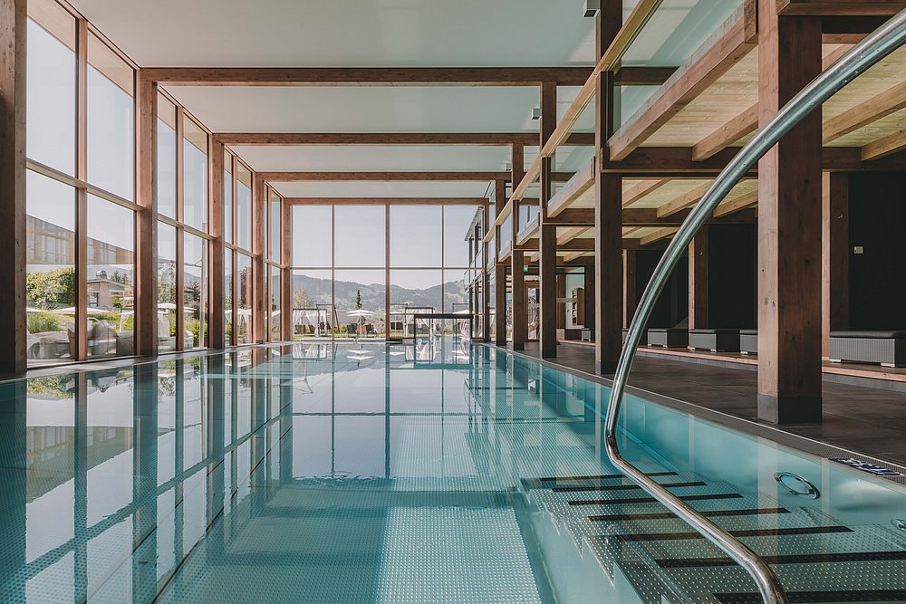 Großer Pool mit Blick in die Berge im Hotel Rosenalp