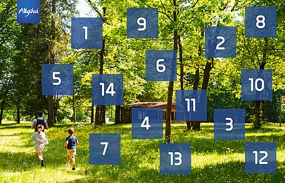 Ferienkalender mit 14 Türchen, im Hintergrund eine rennende Familie im Grünen