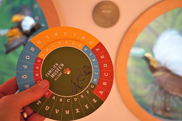 Die Rätselscheibe führt die Kinder auf der Museums-Safari durch die Museen.