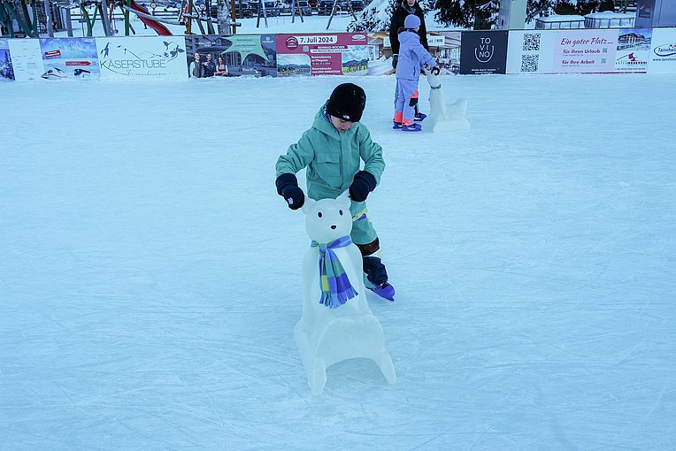 Ein Junge auf der Eisbahn im Tannheimer Tal. 