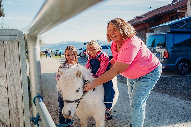Anna Schöll mit zwei Kindern und einem Minipony