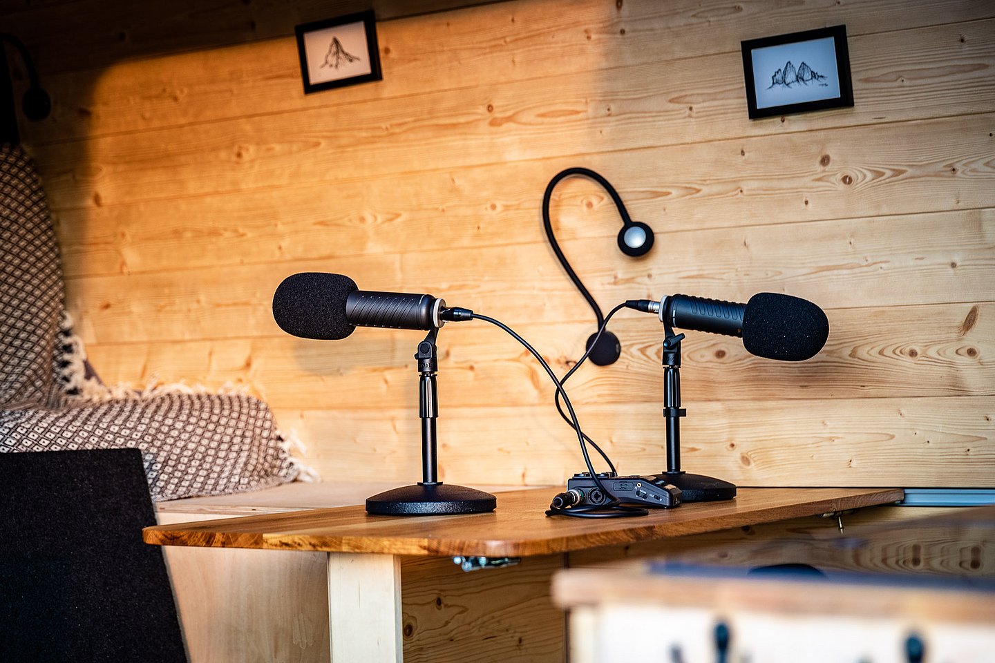 Podcast Mikrone auf Tisch - Der Allgäu Podcast wird im Podcast-Bus von Moderatorin Erika Dürr aufgenommen.