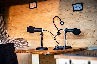 Podcast Mikrone auf Tisch - Der Allgäu Podcast wird im Podcast-Bus von Moderatorin Erika Dürr aufgenommen.