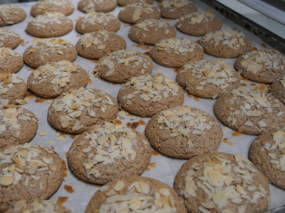 Blech mit frisch gebackenen Lebkuchen