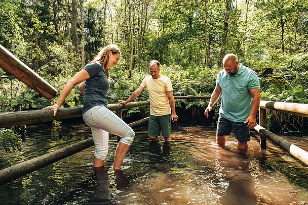 Gruppe in einem Kneipp-Becken in der Wurzacher Ach