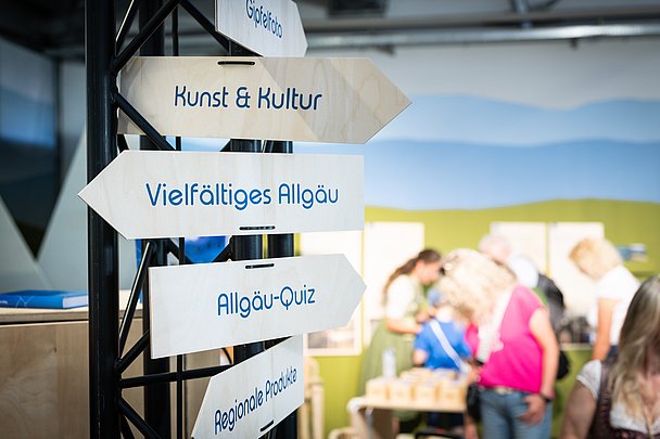 Wegweiser zu den vielfältigen Ständen im aus der Allgäuer Werte