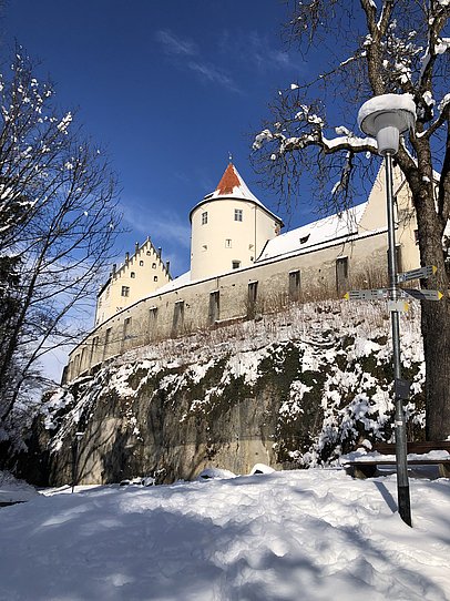 Hohes Schloss in Füssen vom verschneiten Baumgarten aus gesehen