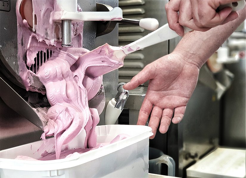 Frozen Joghurt mit Heidelbeergeschmack direkt aus der Eismaschine 