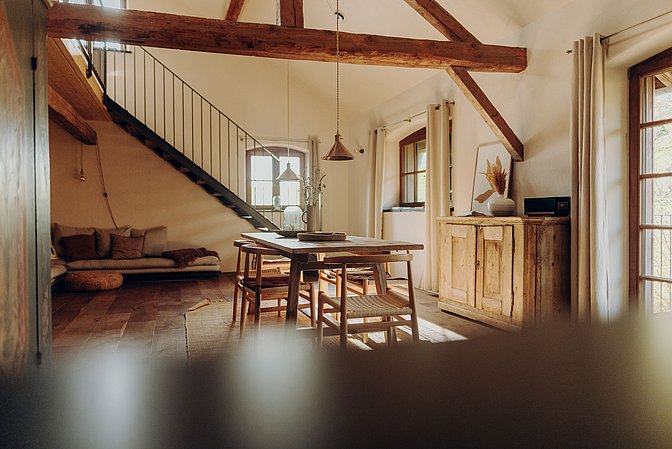 Wohn- und Essbereich mit viel Holz im Das Rosso in Altusried