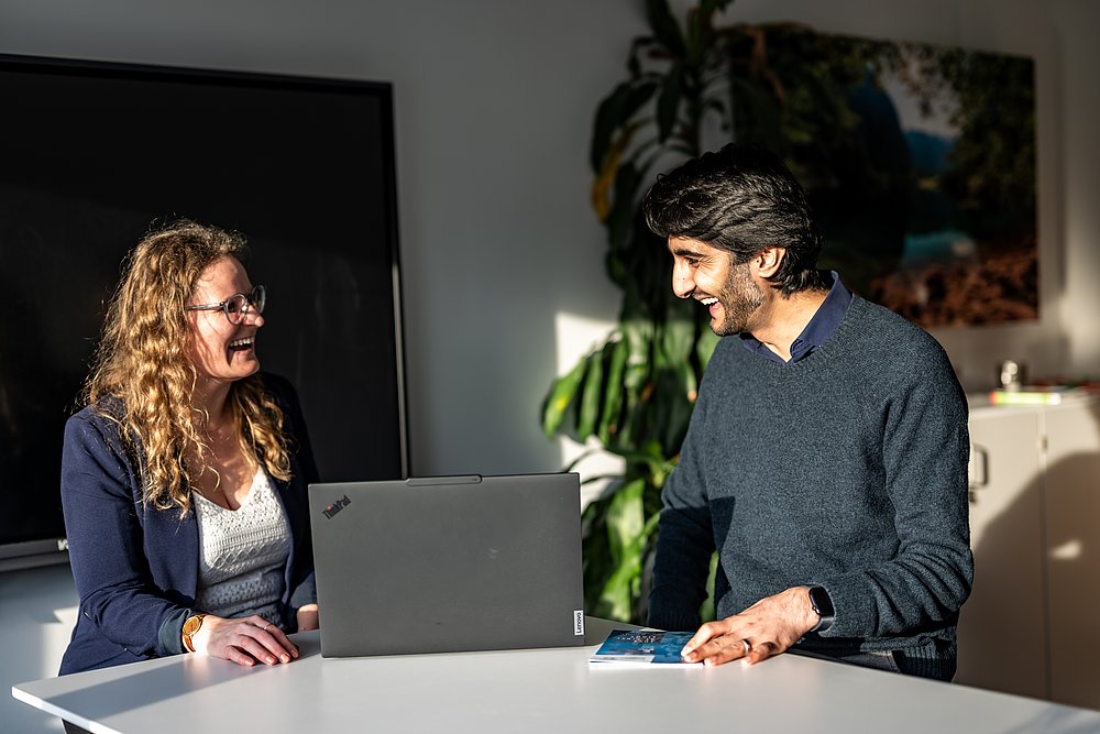 Saqib im Gespräch mit einer Frau