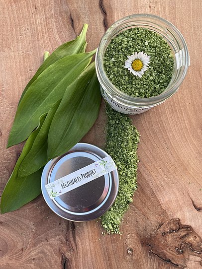 Regionale Kräuterprodukte auf Holz mit frischen Bärlauch