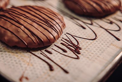 Lebkuchen mit Schokoladenverzierung beim aushärten auf dem Backblech