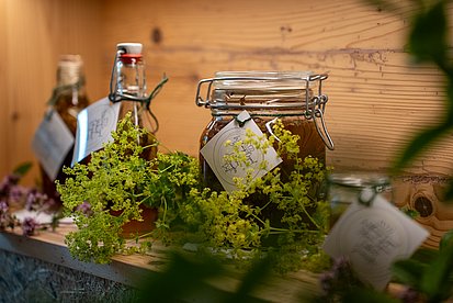 Gläser und Flaschen mit regionalen Kräuterprodukten