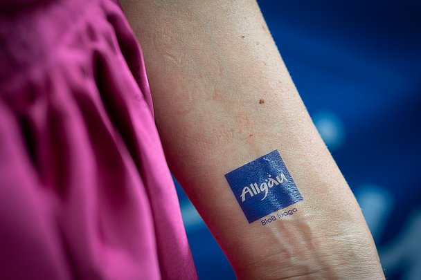 Arm mit einem Abziehtattoo vom Allgäu-Logo