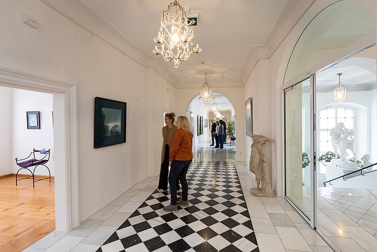 Besucher betrachten ein Bild im Schloss Isny