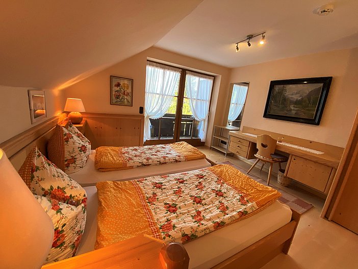 Schlafzimmer mit Blick auf Balkon