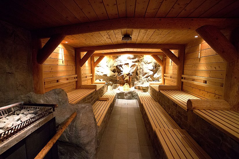 Hölzerne Sauna mit Aufgussfeld und Nagelfluhsteinen