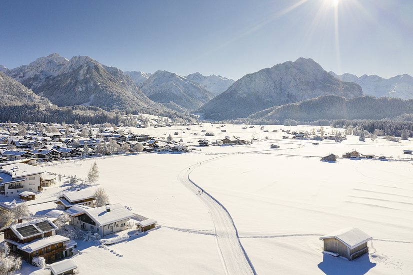 Das verschneite Oberstdorf und seine Berge von oben