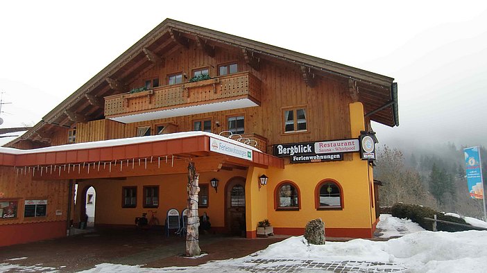 Außenansicht im Winter von der Strasse aus