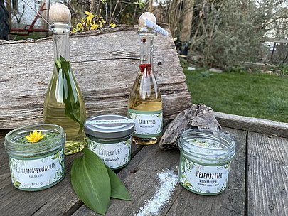 Essig und Salz mit Kräutern in Gläsern