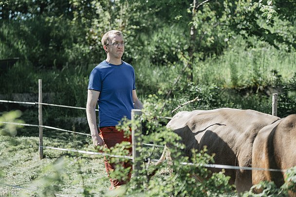 Jakob Schweiger treibt seine Kühe auf die Weide