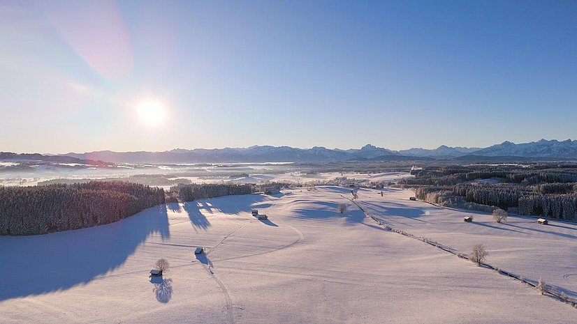 Ausblick vom Hotel Das Weitblick über eine Schneelandschaft bis zur Alpenkette