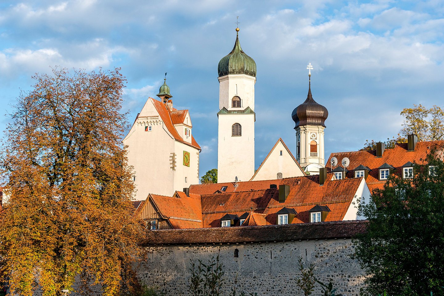Türme von Isny über der Stadtmauer