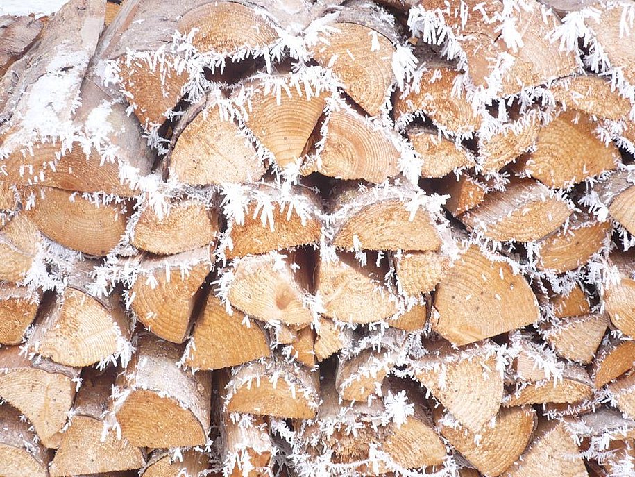 Holz vor der Hütte