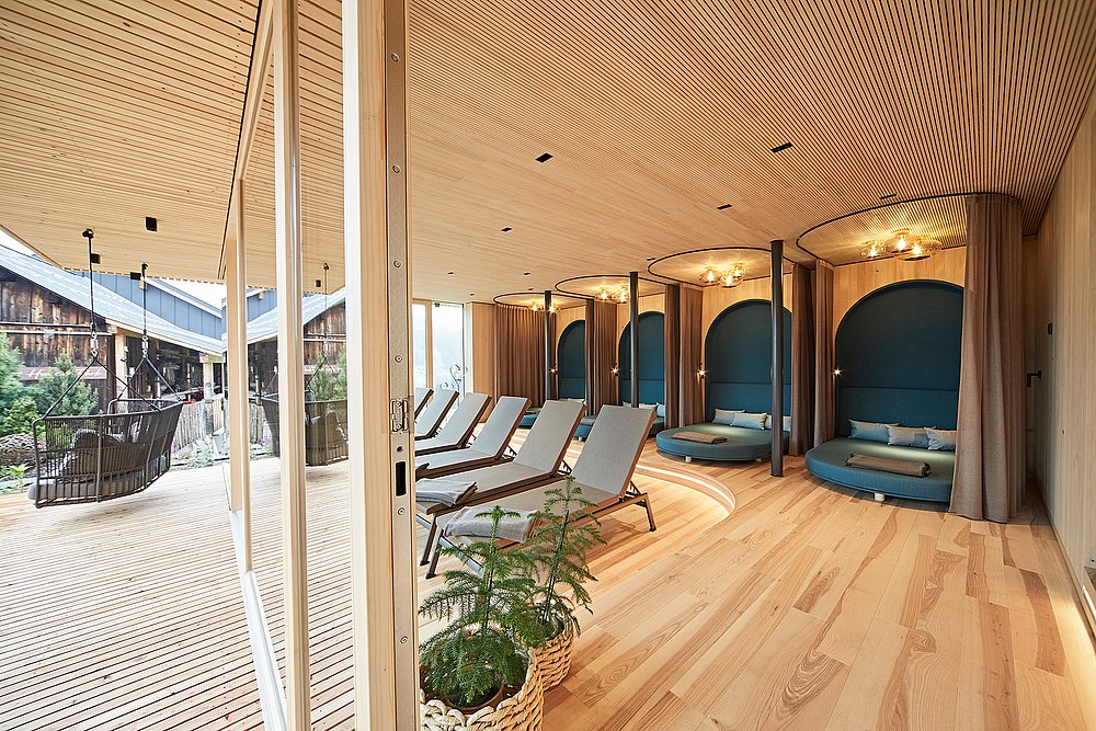 Wellness-Bereich mit viel Holz und gemütlichen Liegen im Oswalda Hus