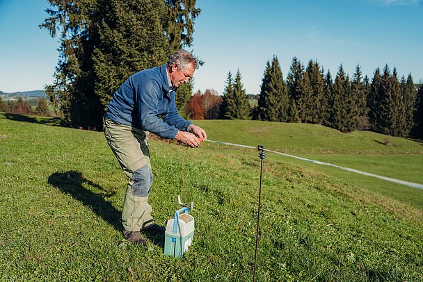 Franz Schöll baut einen Weidezaun ab