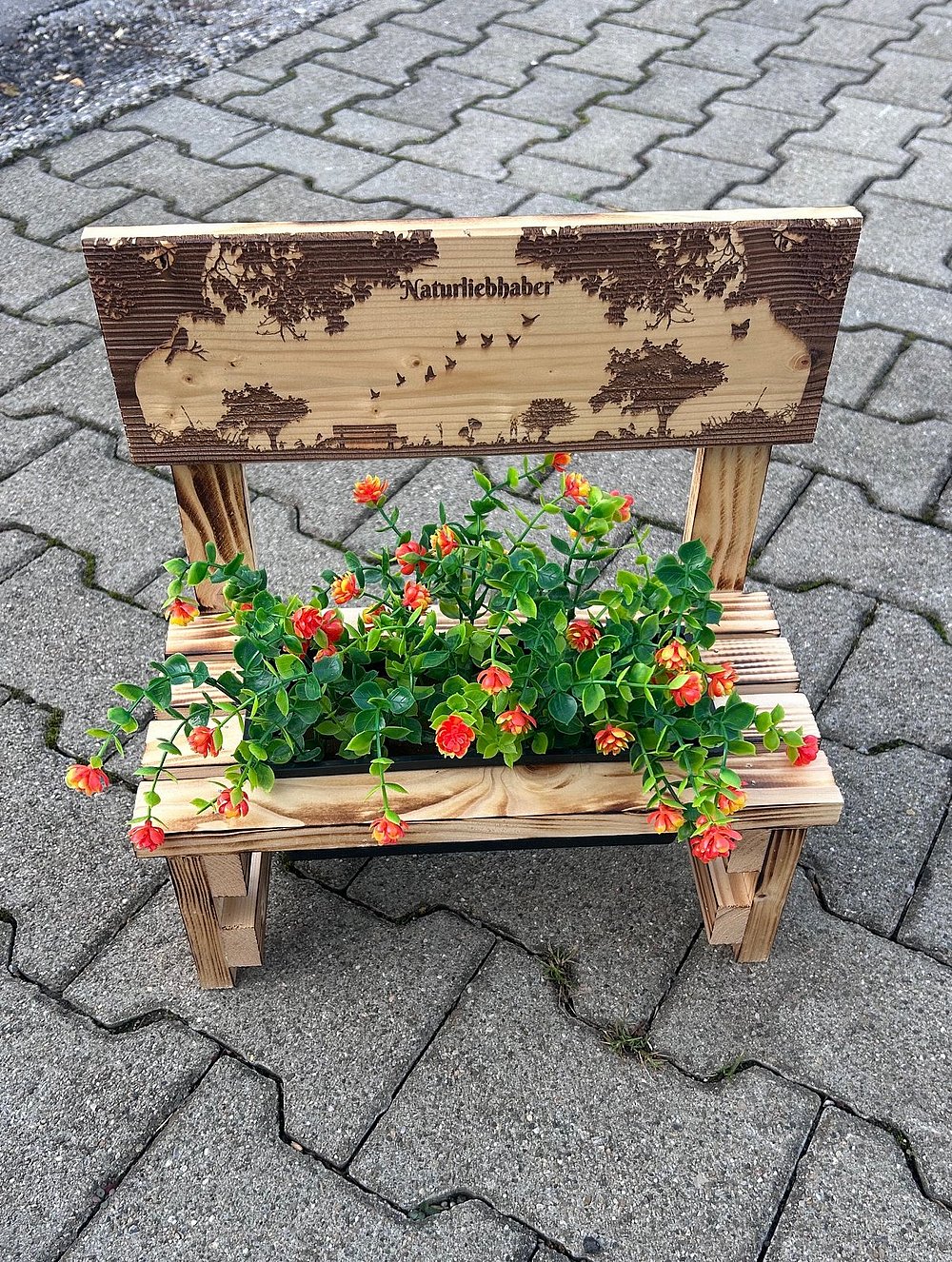 Holzbank mit eingelassenem Blumentopf