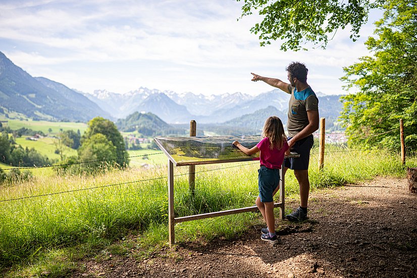Ein Mann und ein Mädchen am Malerwinkel schauen in die Berge
