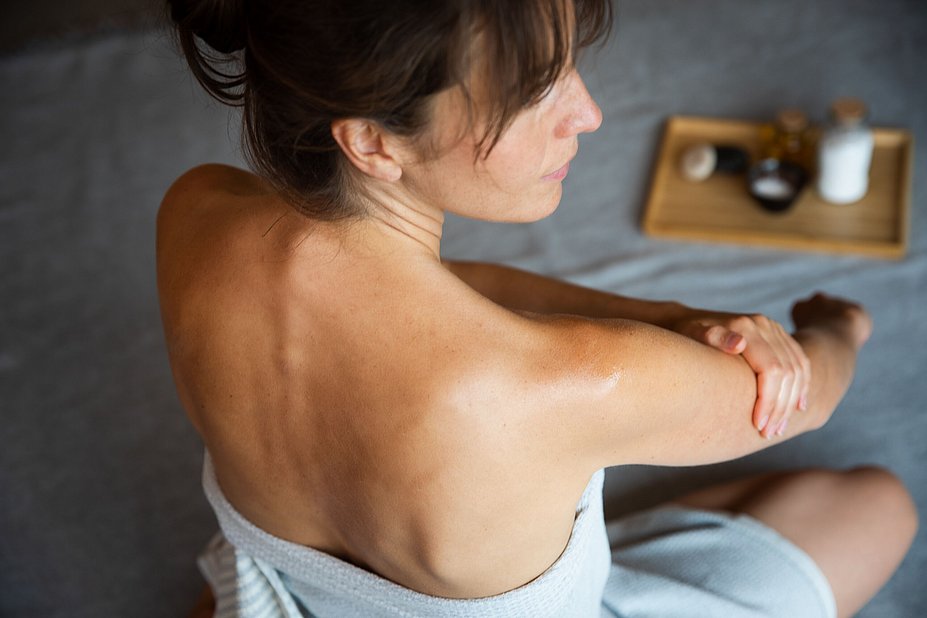 Frau bei Wellness Anwendung für die Haut