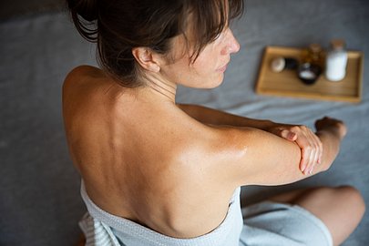 Frau bei Wellness Anwendung für die Haut