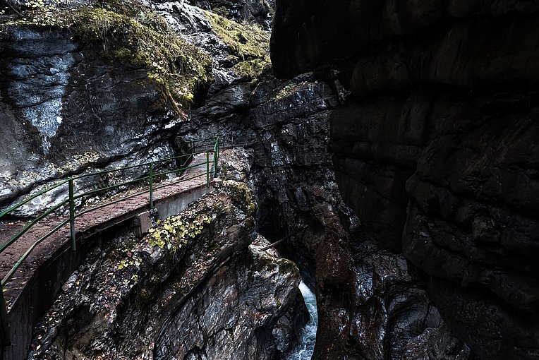 Breitachklamm mit Wanderweg entlang der Schluchtwand Breitachklamm mit Wanderweg entlang der Schluchtwand