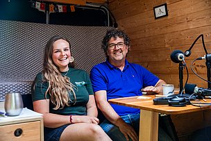 Peter Guggenberger-Waibel und Lydia Reimann von der Stiftung KulturLandschaft Günztal im Podcast-Bus