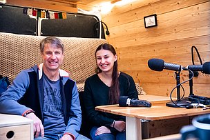 Achim und Anna im Podcast-Bus