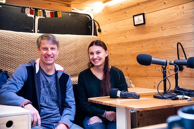 Achim und Anna im Podcast-Bus