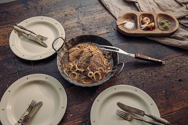 angerichtetes Zwiebelfleisch auf dem Tisch - Guten Appetit!