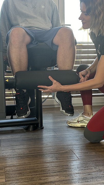 JobQuesterin Pia stellt ein Physio-Gerät ein.