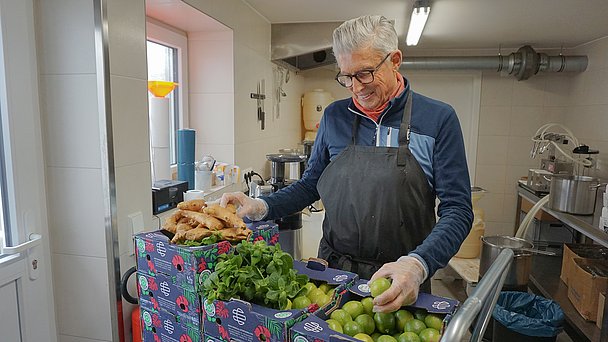 Mann mit Minze, Ingwer und Limetten in der Alpen Zenzero Manufaktur Mann mit Minze, Ingwer und Limetten in der Alpen Zenzero Manufaktur